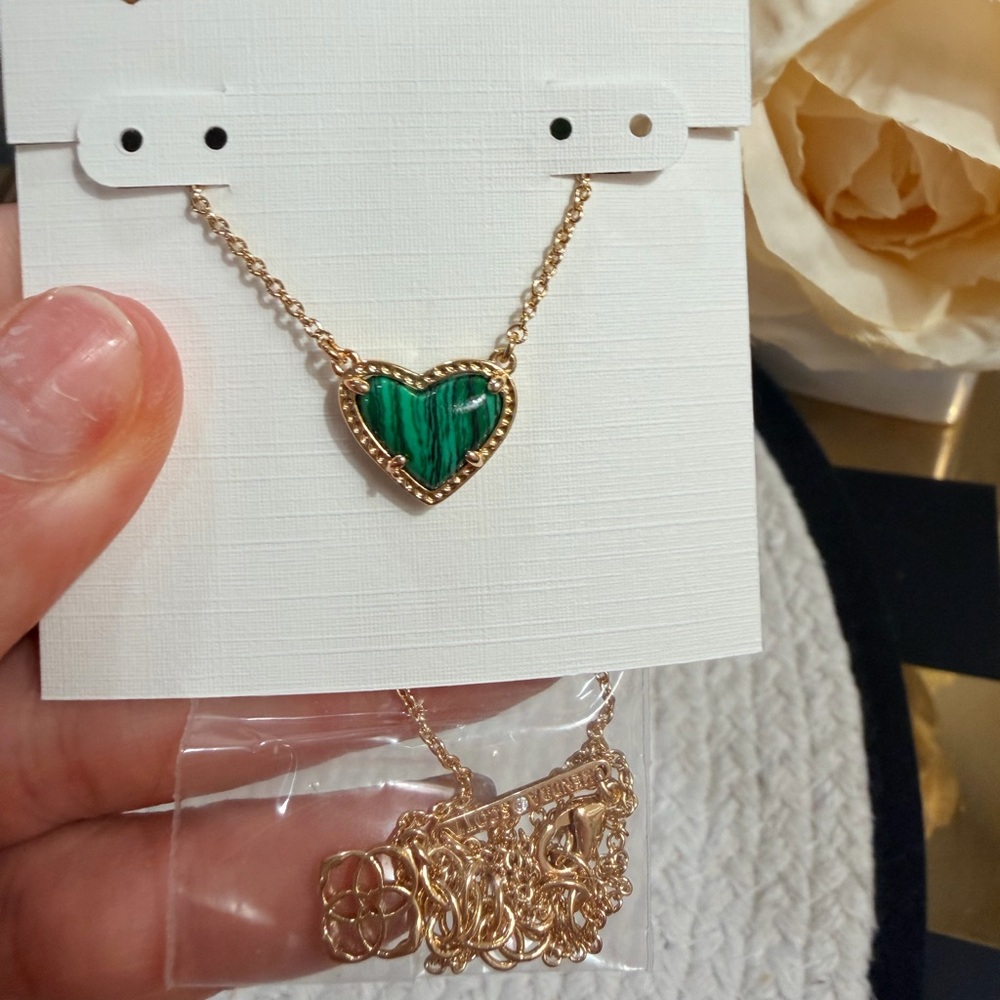 Kendra Scott Ari Heart Pendant Necklace - Gold Green Malachite - NWT - Picture 2 of 4